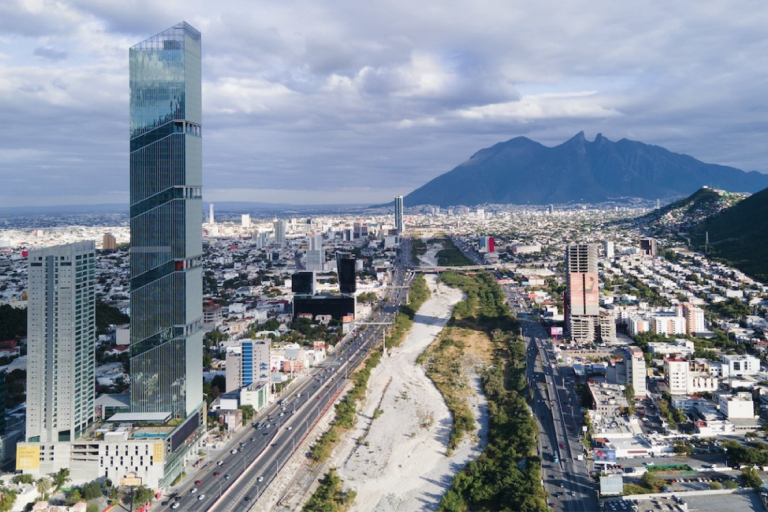 La Torre TOP, actualmente el rascacielos más alto de América Latina (305 metros, 63 pisos), será pronto superada por la Torre RAISE (455 metros, 99 pisos), que actualmente se encuentra en construcción justo al lado de la Torre TOP.