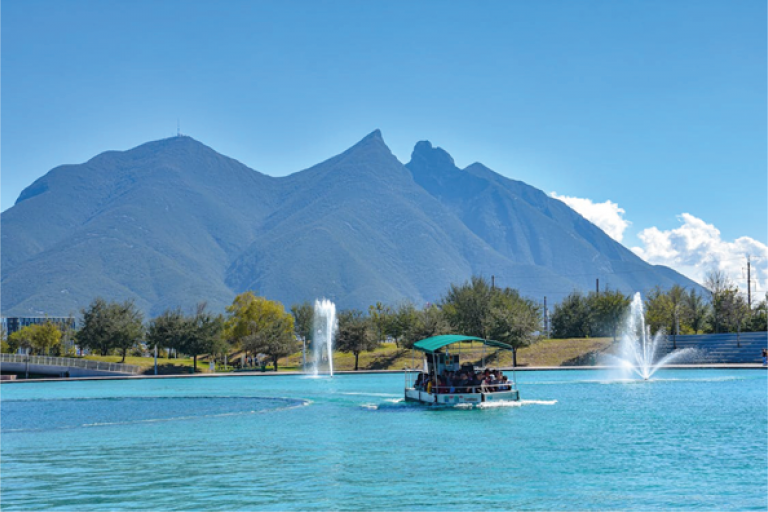 Río artificial Santa Lucía enmarcado al fondo por el Cerro de la Silla.